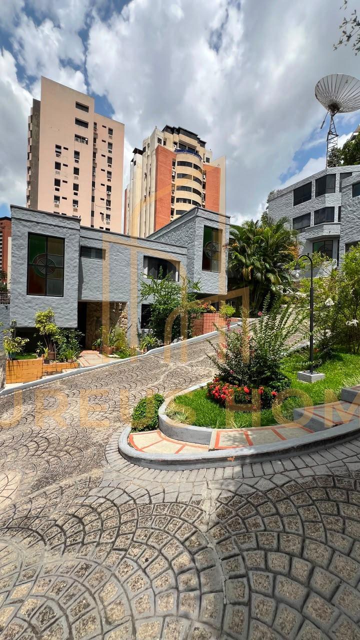 En Venta Townhouse Amoblado en Res La Montaña  El Bosque